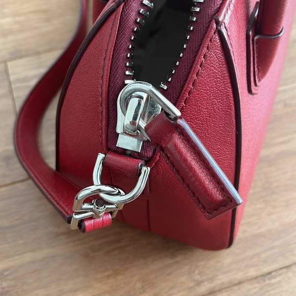 Givenchy small Antigona bag in a deep red grained leather with silver hardware - Picture 7 of 12
